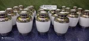 Urna de cremación de latón de estilo americano tradicional de Brassworld India Suministros funerarios de metal de calidad para adultos - Product Image 3