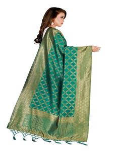 Mujeres Indias Usan Dupatta de Seda Banarasi, Prenda de Vestir - Product Image 2
