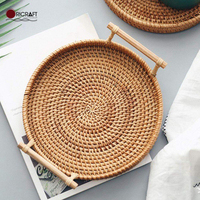 Panier de service tressé en corde SANTORINI OHC, style moderne/traditionnel, avec poignée en rotin naturel, fabriqué au Vietnam, pour rangement et présentation.