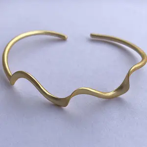 925 Sterling Silver Gold Matte Finish Swirl Bangles Bracelet Jewelry Acheter en ligne chez le fabricant Stones au prix du vendeur Acheter maintenant