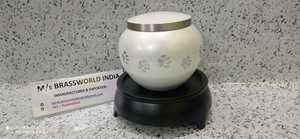 Suministros funerarios de latón blanco para mascotas, ODYSSEY con huella de pata de plata - Product Image 4