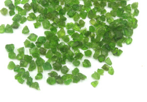 Haute qualité 50 pièces de petites pierres précieuses brutes en vrac, Tourmaline verte naturelle non traitée, vente en gros brute - Product Image 2