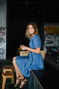 Nouvelle arrivée tendance, dernière conception, robe en lin pour femmes de couleur bleue, tissu crêpe, col rabattu, manches courtes, longueur genou - Product Image 3