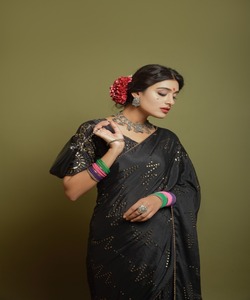 Ropa de fiesta bordada pesada Nueva colección Todos los tamaños y tela de red de color Ropa de mujer India bordada Saree listo con alfanumero - Product Image 6