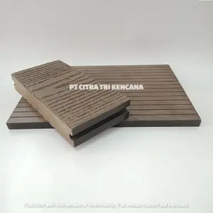 PVC CROSSBODY çanta çam ahşap tozu PREMIX hammadde yapmak için PVC/WPC DECKING ahşap pano kat bina Surabaya doğu JAVA