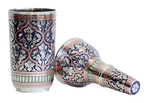 Support de bouteille de vin en laiton de luxe Nirmala Handicrafts, design sculpté à la main, motif nature morte, finition peinte unique - Product Image 2