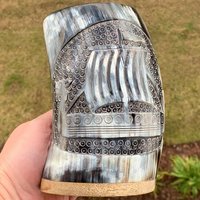 Mug en corne artisanal de haute qualité, poli, en matériau organique, avec gravure de navire viking et d'animaux marins, et logo personnalisé