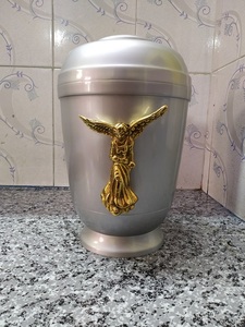 Urne triple en laiton de 9 pouces de style américain Fournitures funéraires pour adultes par Brassworld Inde Mémorial en métal de type trépied - Product Image 6