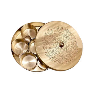 Caja de especias de color dorado de latón de la más alta calidad con tapa en relieve y cuchara Utensilios de cocina Masala Dabba a precios asequibles - Product Image 1
