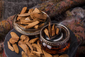 Acheter des huiles essentielles d'oud naturelles pures de qualité supérieure avec fabrication apaisante en Inde à vendre - Product Image 3