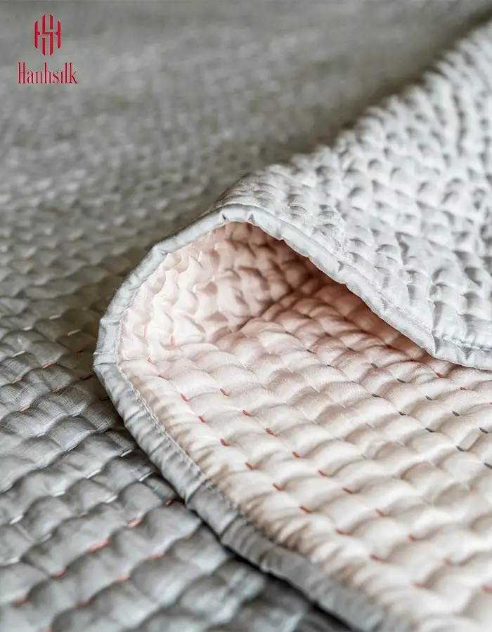 تستخدم بطانية الحرير التوت نفاذية الهواء في أربعة مواسم بطانية Hanhsilk العلامة التجارية SB01 من فيتنام