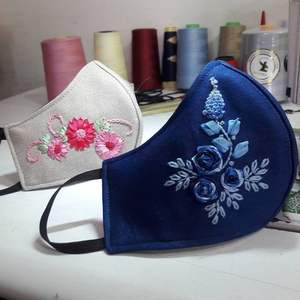 Masque facial en tissu confortable avec broderie à la main exquise conçu pour les porteuses féminines pour un usage formel et quotidien décontracté - Product Image 1