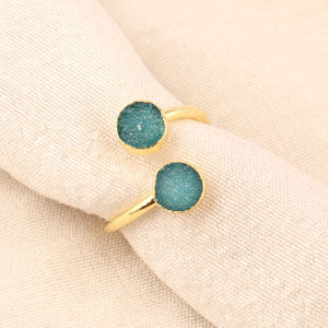 Vente en gros Bague double pierre naturelle ronde bleue sucre Druzy monocouche réglable en laiton doré galvanoplastie pour les mariages - Product Image 3