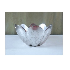 Tazón de aluminio plata tulipán polaco de diseñador - Product Image 1