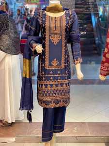 ชุดสูทผ้าไหมปักลายสำหรับผู้หญิงดีไซน์เนอร์สไตล์ปากีสถานวัสดุสนามหญ้าซาลวาร์คาเมซพร้อมใส่สำหรับปาร์ตี้ - Product Image 5