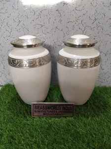 Urna de cremación blanca de aluminio de estilo americano con hermosas hojas, suministros funerarios grabados por Brassworld India - Product Image 5