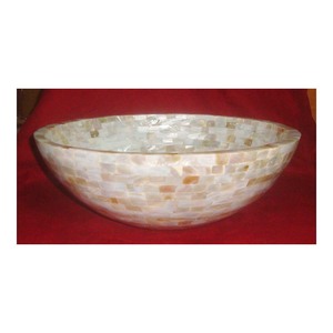 Bol décoratif rond en nacre fait à la main - Product Image 1