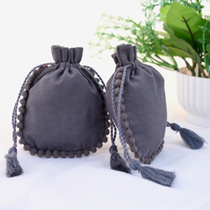 Pochette à bijoux en coton gris écologique faite à la main Logo personnalisé Sac cadeau à cordon de faveur de mariage biologique en gros de l'Inde - Product Image 5