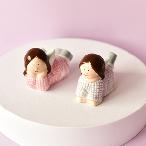 Petit ange en porcelaine rose et gris avec des ailes tenant un cœur et une étoile - Product Image 4