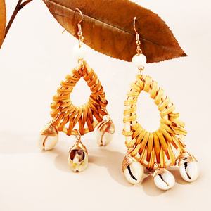 Boucles d'oreilles pendantes en rotin originales à la mode - Product Image 3