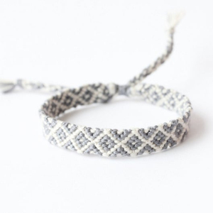 สร้อยข้อมือถักลายเชฟรอนสีดำและชมพู/น้ำเงิน คุณภาพพรีเมียม - Product Image 1