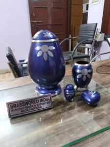 BRASSWORLD INDIA Urna de cremación azul Todos los tamaños Urna de latón con flor grabada para uso adulto Juego de 5 suministros funerarios - Product Image 6