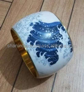 Brazalete de Metal con Diseño Elegante Estampado a Mano con Esmalte Epóxico para Mujer, Accesorio de Moda con Esmalte Estampado de Alta Calidad - Product Image 2