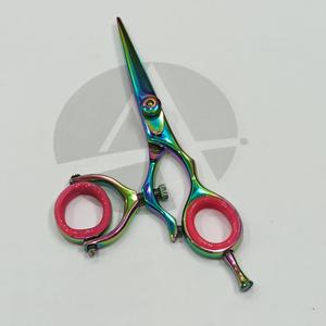 กรรไกรตัดผมแฟนซีไทเทเนียมหลายสีที่สามารถเคลื่อนย้ายได้หนึ่งชิ้นพร้อมที่วางสกรูและที่วางนิ้วแบบปรับได้ - Product Image 6