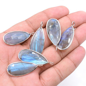 Pendentif en labradorite de forme poire, serti en argent, de 36 à 38 mm, avec bélière plaquée or - Product Image 2