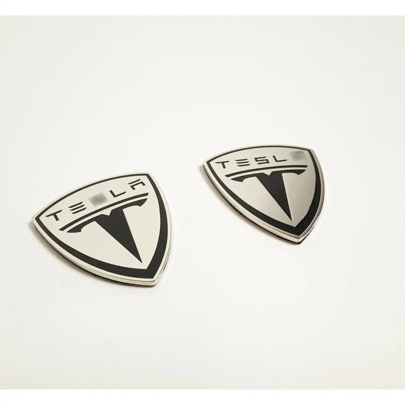 2 Stück Embleme Logo Abzeichen Aufkleber Auto Fußmatten für Tesla Fahrzeuge