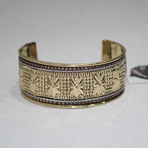 Tissé Fantaisie Laiton Manchette Bracelet Bracelet Boutons De Manchette Ou Boutons De Manchette Dans Un Design Unique pour Gifting Femmes En Gravure Conception Cadeau De Fête - Product Image 2