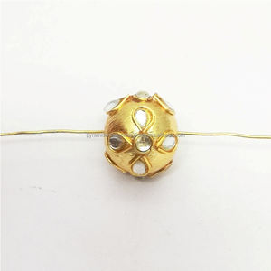 Perle ronde en métal plaqué or Kundan Work 14mm, perle pour la fabrication de bijoux faits main - Product Image 2