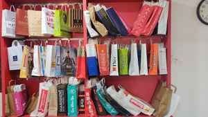 ถุงกระดาษคราฟท์สำหรับใส่ของชำ อาหาร แฟชั่น ขายส่ง คุณภาพดี ดีไซน์ทันสมัย สำหรับงานพิมพ์ออฟเซ็ตเพื่อการส่งเสริมการขาย บรรจุภัณฑ์สำหรับสินค้าในครัวเรือน - Product Image 6