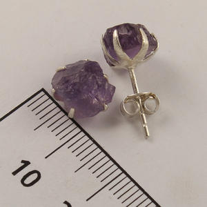 Boucles d'oreilles naturelles brutes améthyste pierres précieuses fabriquées à la main pierre de naissance réglage personnalisé minuscule bijoux de pierres précieuses naturelles brutes - Product Image 2