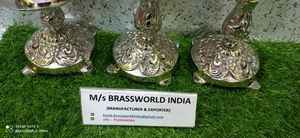 Brassworld Inde Laiton argenté Ensemble de trois bougeoirs d'autel d'église de style religieux Fournitures d'église en métal poli - Product Image 6