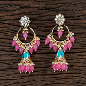 Jhumkis del Indo occidental, diseño hecho a mano con chapado en oro, 104729 de joyas Kanhai al mejor precio - Product Image 1