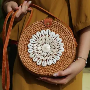 Borsa in rattan naturale più economica all'ingrosso con conchiglia estiva must have dal Vietnam