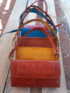 Bolso de mano informal de cuero de cebú genuino de Madagascar, decoración de Rayas de estilo plano con cierre de cremallera de rafia y Asa de algodón - Product Image 2