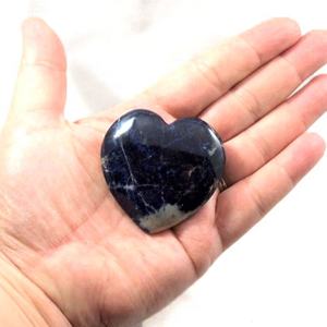 Corazón de cristal de sodalita pulido de alta calidad para curación emocional, amor suave y decoración armoniosa - Product Image 1