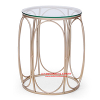 Table d'appoint de luxe en forme de triangle en aluminium pour la décoration du salon avec un verre de qualité supérieure et une finition dorée, table basse