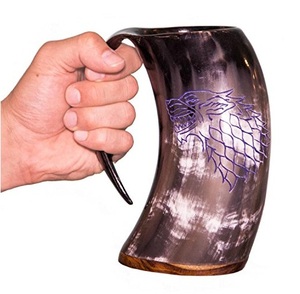 Usine Directe Corne Tasse À Boire En Véritable Corne De Taureau 100% Fabriqué à la main Viking Tasse Gravée À La Main par Axiom Accents Maison - Product Image 1