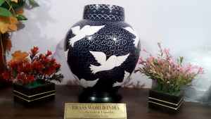 Urna de cremación de pájaro en casa para adultos, suministros funerarios de latón, Brassworld, India - Product Image 2