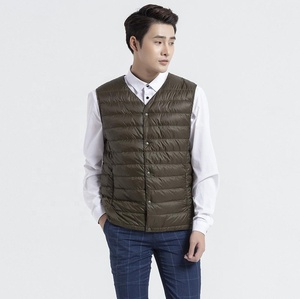 Gilet d'hiver pour homme, col en V profond, matériau en duvet de canard 90/10, léger, sans manches. - Product Image 6