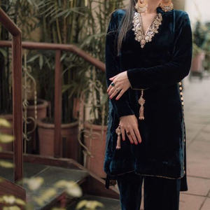 DAZZLING---STYLISH--EMBROIDERY AVEC CRISTAL VERRE PERLES, PIERRE, DABKA TRAVAIL SUR KAMEEZ, PANTALON ROBE pour Parti-PORTER et DE MARIAGE @ 2021 - Product Image 1