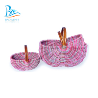 Panier de rangement en rotin naturel style Bolga avec pompon et design bohème, fermeture auto-agrippante et doublure en coton