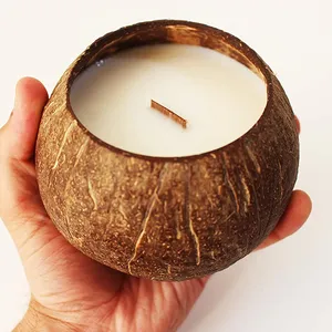 Velas hechas a mano naturales y ecológicas, cuencos con conchas de coco