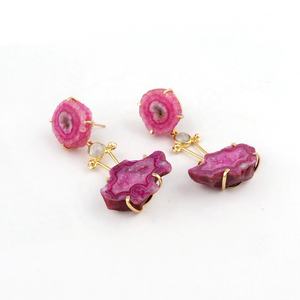 Boucles d'oreilles en or faites à la main Quartz solaire rose naturel Géode Druzy pierre précieuse en forme minuscule pour cadeau - Product Image 4