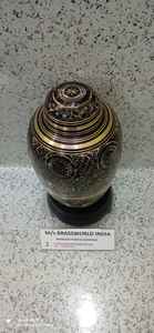 Urne funéraire en métal gravée noire et dorée pour adultes, style américain, BRASSWORLD INDIA FUNERAL SUPPLIES - Product Image 5