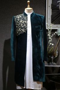 INDO-WESTERN--SEA de GREEN--SHERWANI con KURTA blanca, pantalón con hermoso bordado de ZARDOZI para fiesta y vestido de boda @ 2022 - Product Image 2