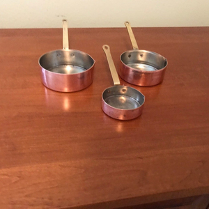 Tazas y cucharas medidoras de cobre redondas de diseño estándar con acabado hecho a mano para medidas de cocina elegantes y precisas - Product Image 3